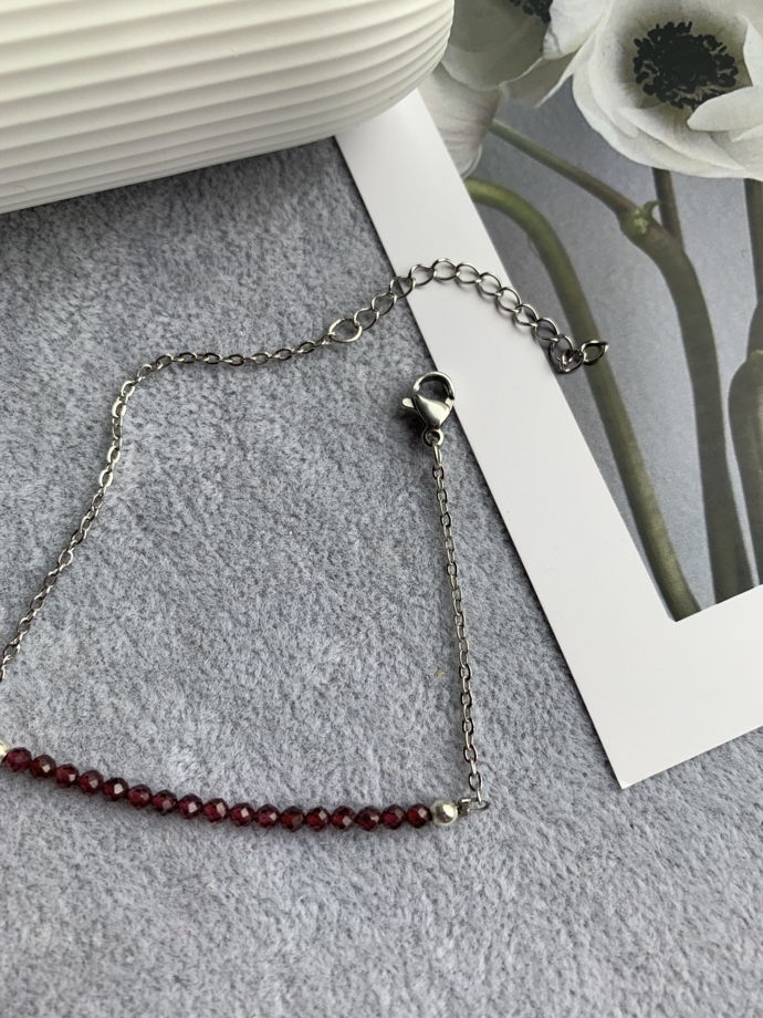 Браслет с натуральным гранатом «Атласный ветер»