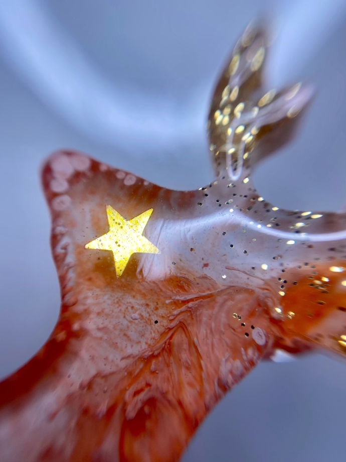 Елочная игрушка "Космический олень" оранжевый с золотыми звездами и блестками