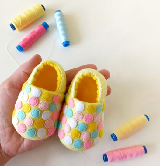 Жёлтые пинетки из фетра для новорожденных, c лоскутной аппликацией Разноцветные кружочки