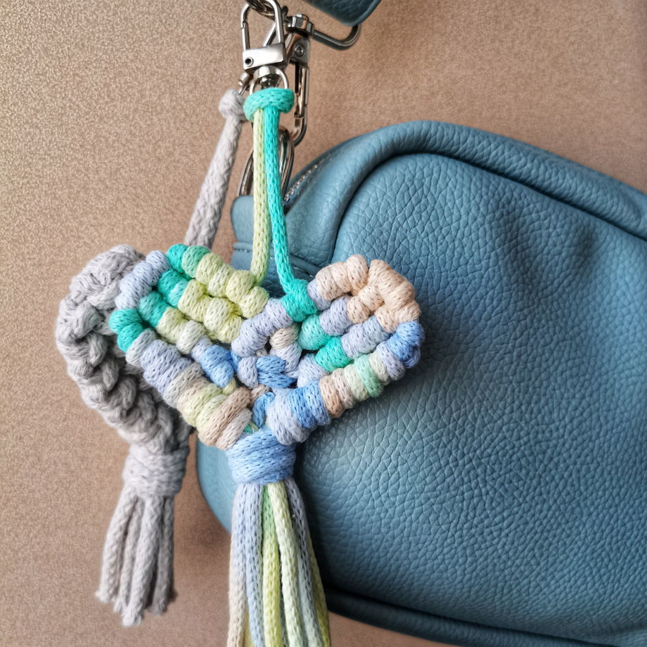 Брелок сердце плетеное  бирюзовый меланж для сумки, рюкзака, ключей