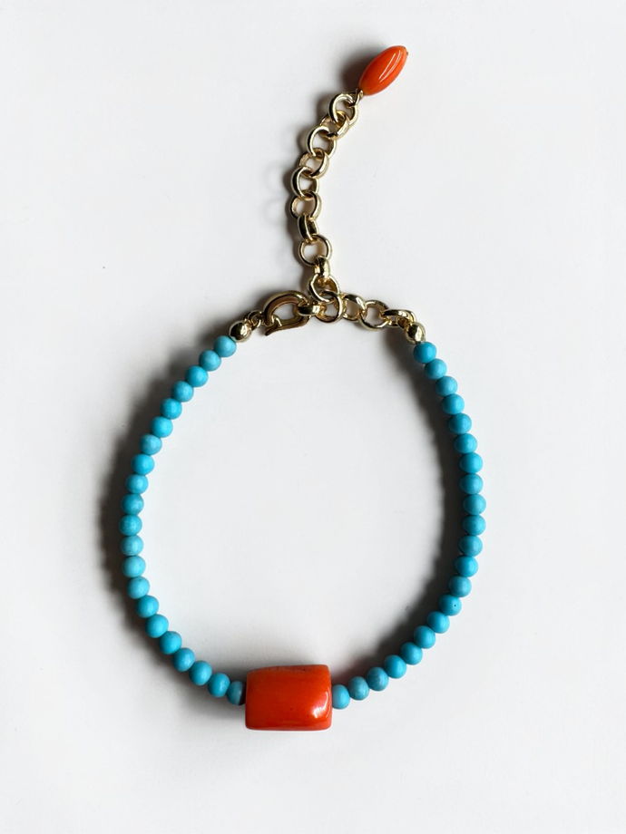 Браслет женский голубой из туркенита с кораллом