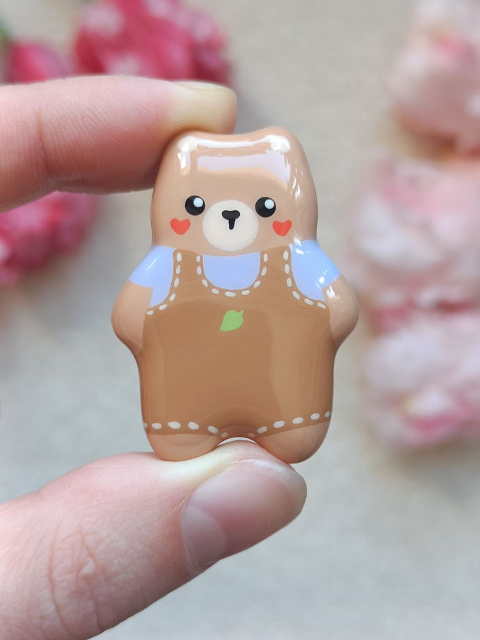 Значок ручной работы Медвежонок в комбинезоне с листочком