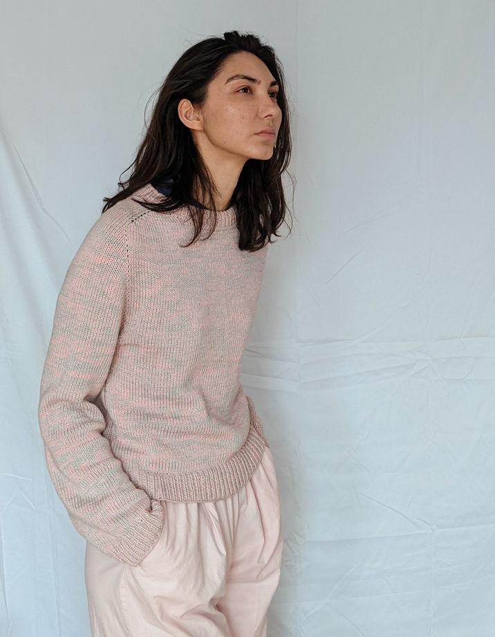 Нежный розовый вязаный свитер