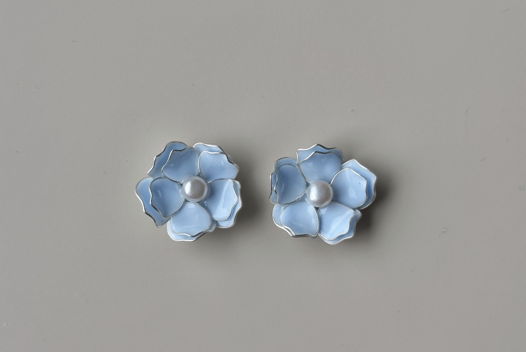 Серьги FLOWERS M ручной работы из ювелирной смолы с одной жемчужиной_голубые