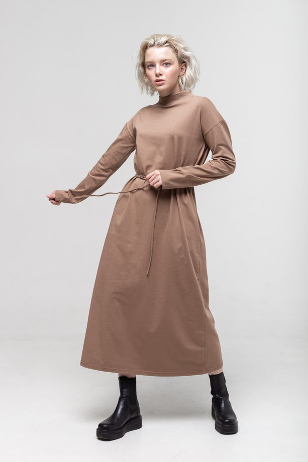Платье с длинным рукавом светло-коричневого цвета