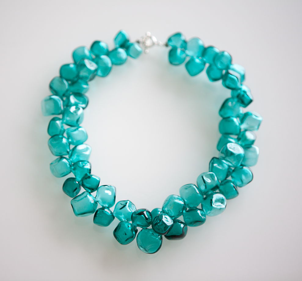 Ожерелье из стеклянных бусин-кубиков "Морская волна"