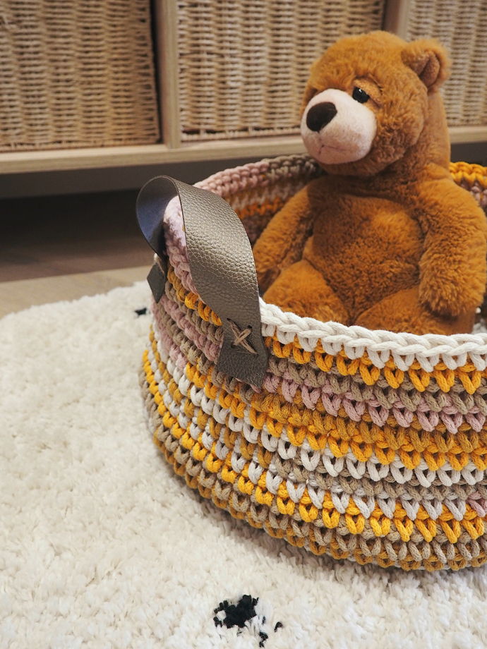 Большая вязаная разноцветная корзина с кожаными ручками