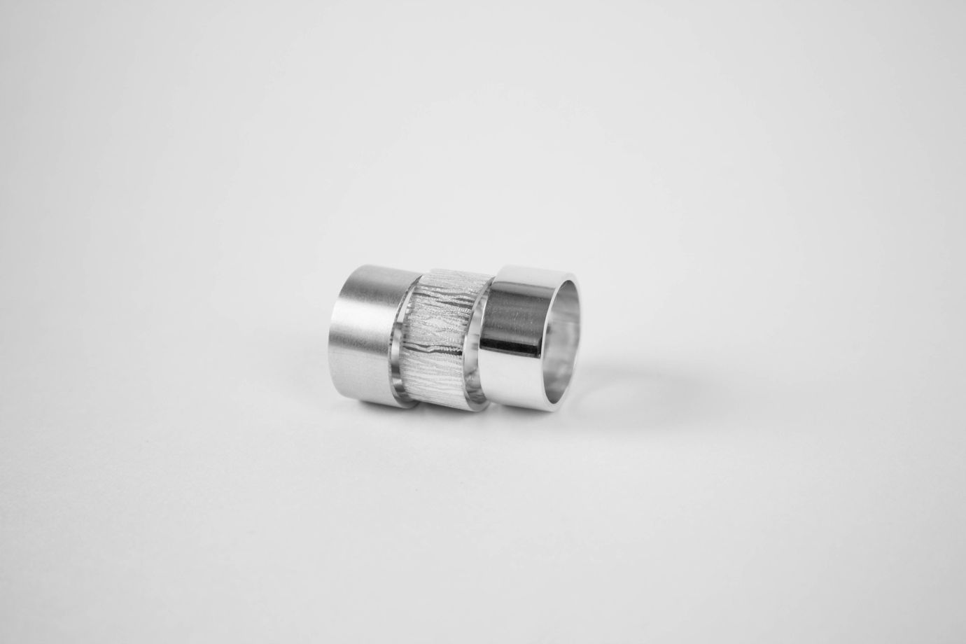 Широкое фактурное кольцо из серебра