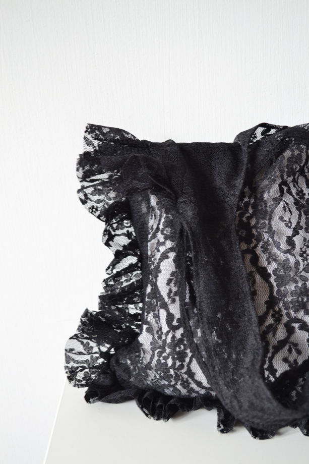 Черный кружевной шоппер с рюшами