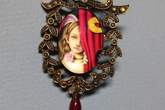 Брошь VTG ручной работы, ажурная, бордовая, "Театр"