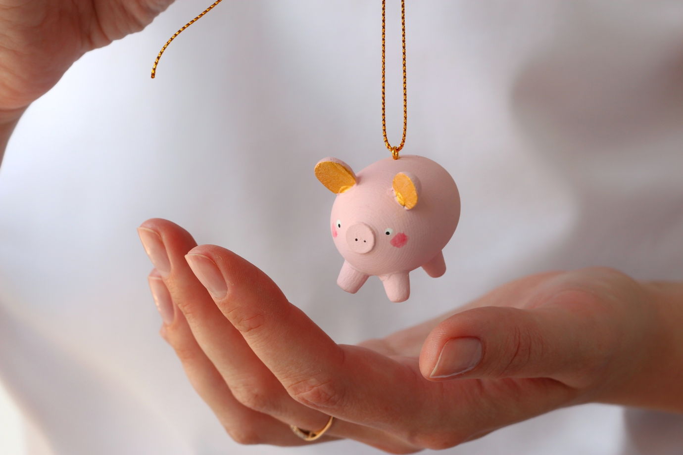 Авторская декоративная елочная игрушка из дерева "Поросёнок розовый"