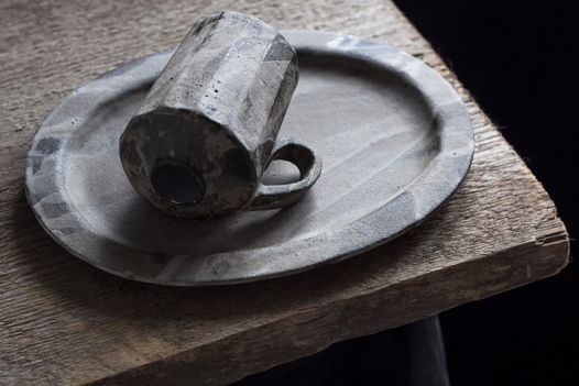 Керамический набор из граненой кружки и тарелки