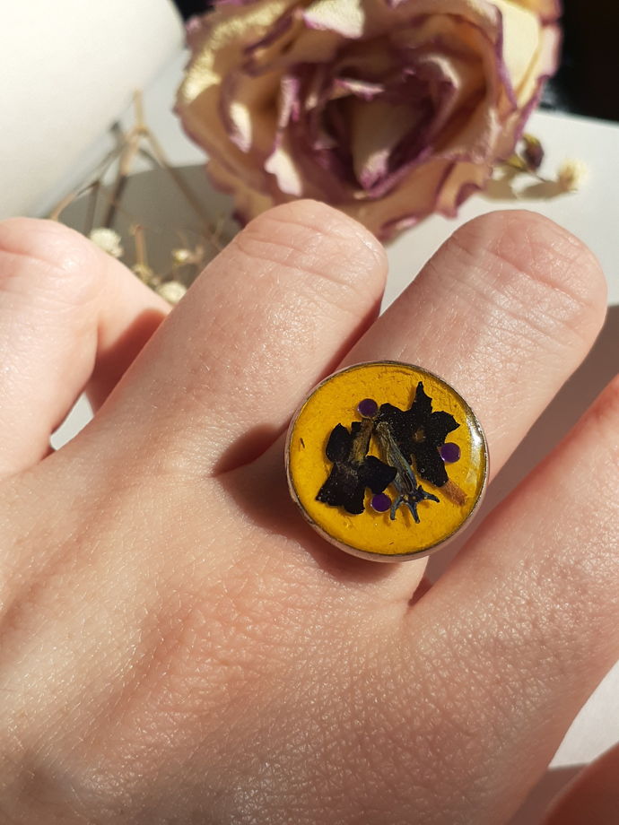 кольцо из эпоксидной смолы на металлической основе с сухоцветами жёлтое