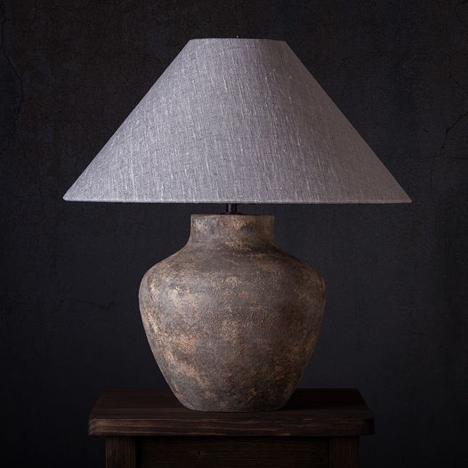 Настольная керамическая лампа ручной работы со светлым абажуром «Vabisabi 7»