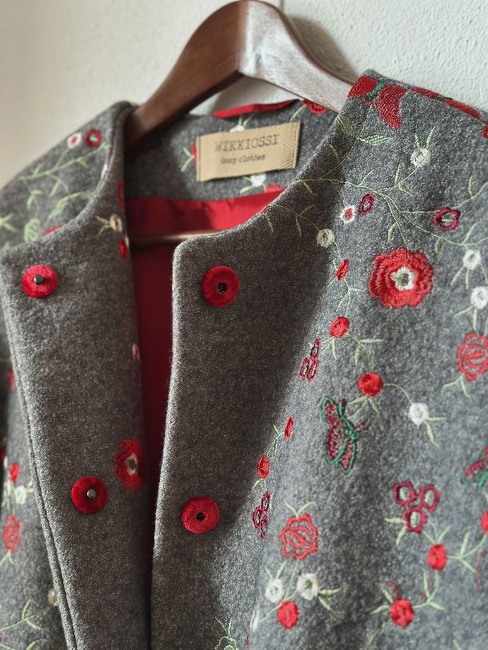 Короткое пальто/жакет с вышивкой