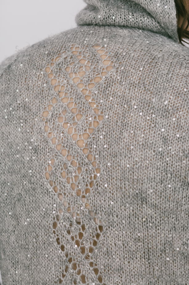 Женский свитер с ажурным рисунком и пайетками, связан вручную