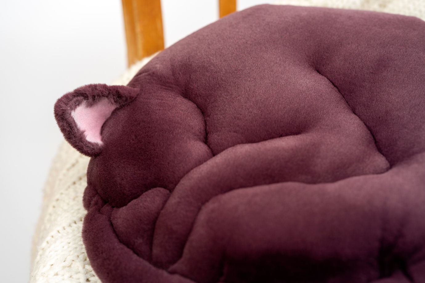 круглая подушка спящий кот ручной работы из эко-меха