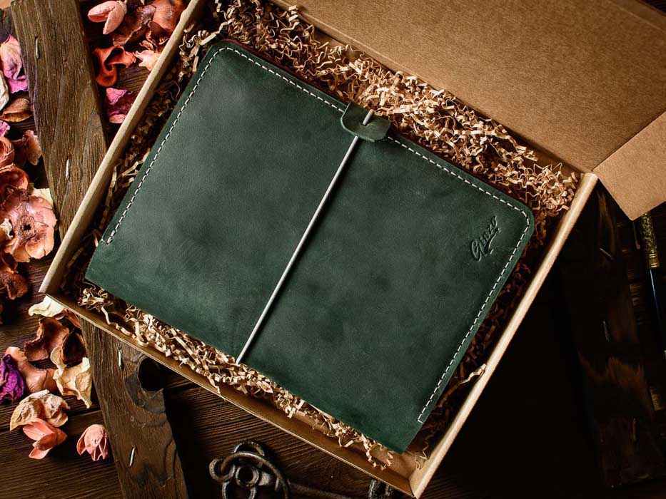 Кожаный ежедневник органайзер -LEGACY- со сменными блокнотами А5 цвет Зеленый с Бордовыми вставками