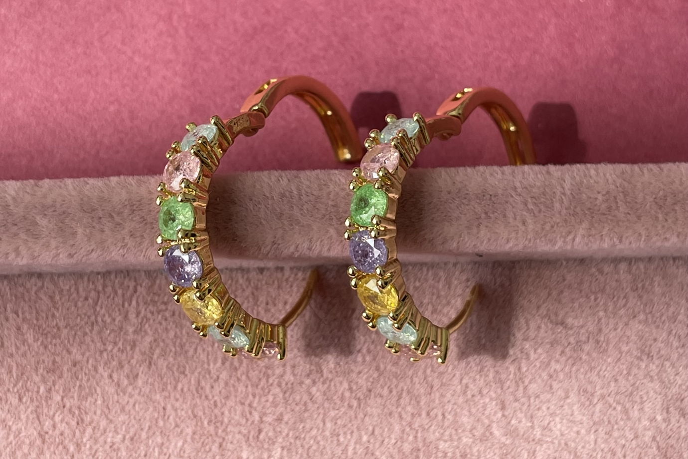 Серьги-кольца с разноцветными цирконами