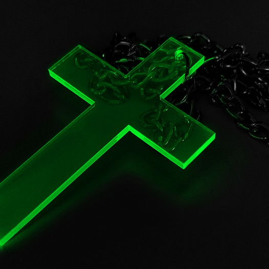 Подвеска в виде зелёного креста из флуоресцентного пластика на цепочке