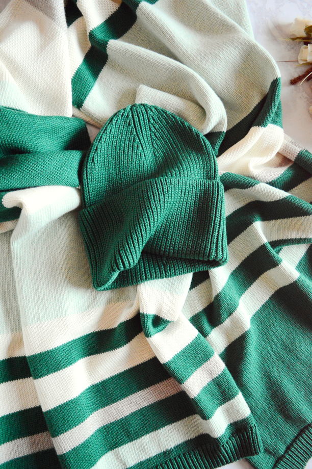 Комплект вязаных аксессуаров- зелёная шапка и палантин- из 100% мериносовой шерсти