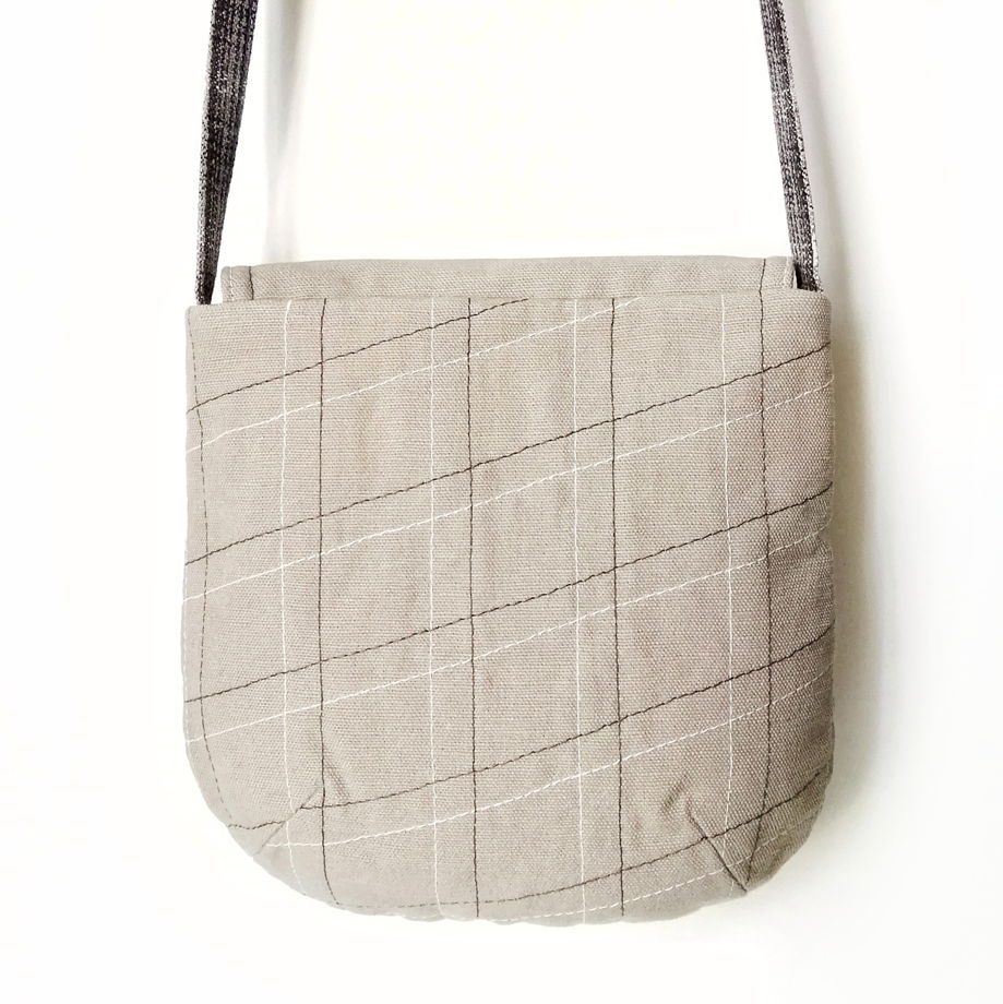 Маленькая женская текстильная сумочка на длинном ремешке с вышивкой