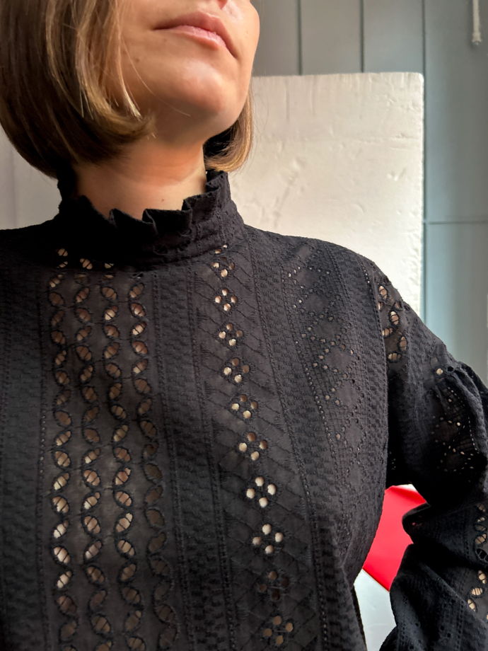 Блузка из хлопкового шитья Барышня в черном цвете