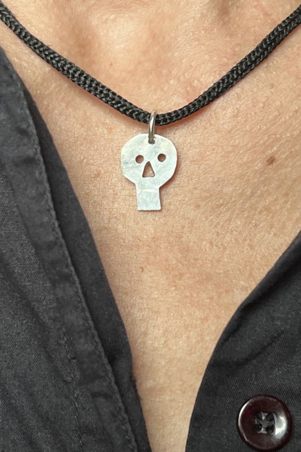 Серебряная подвеска череп