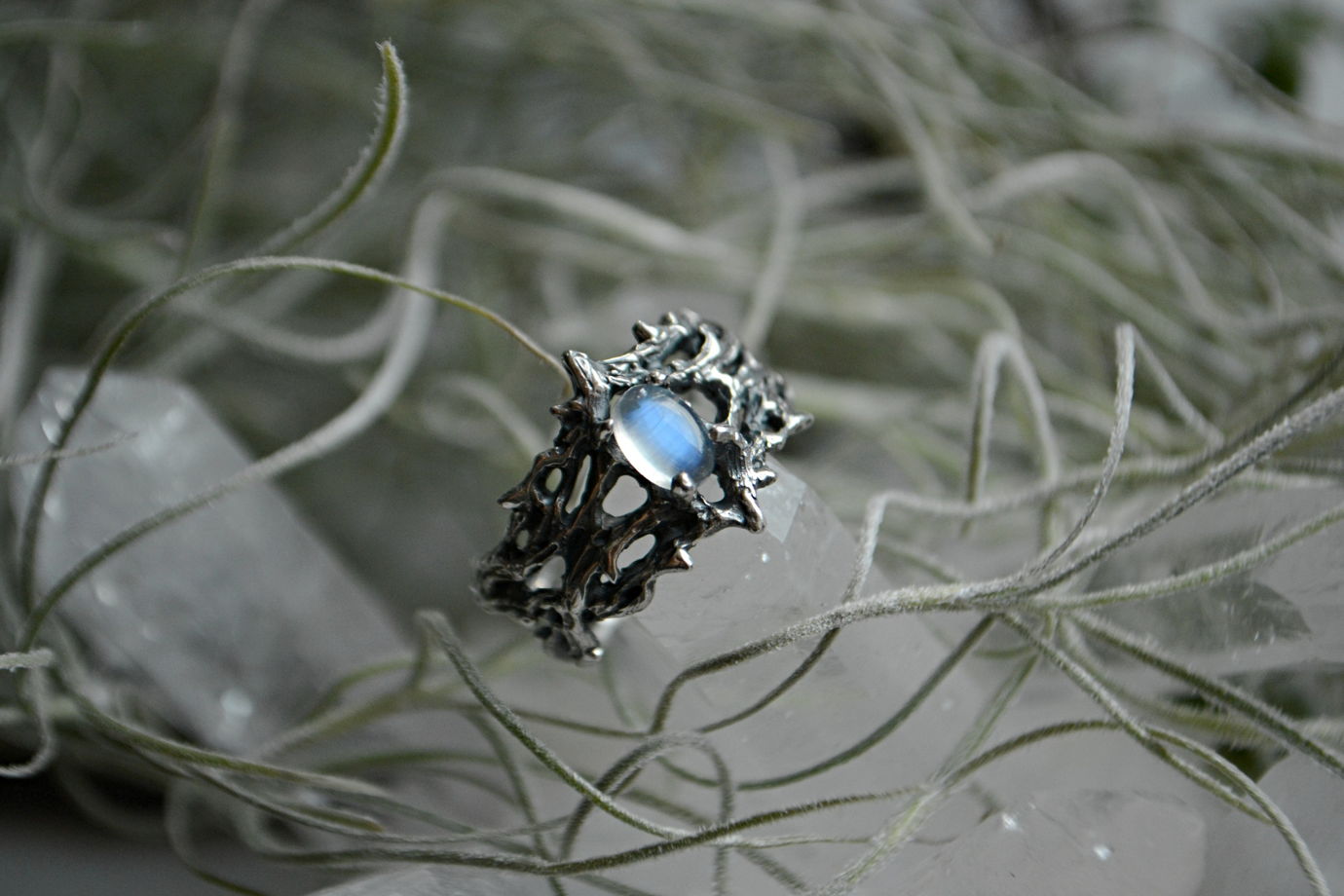 Серебряное кольцо "Терновые заросли" с кабошоном