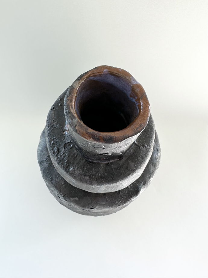Керамическая черная средняя арт ваза, вдохновленная фактурой скал, ручной работы