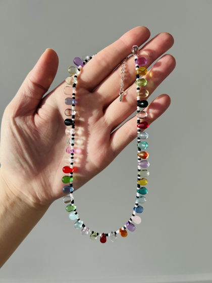 Черно-белый полосатый чокер с разноцветными стеклянными каплями в коллекционном мешочке