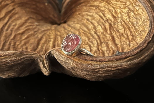Колечко тонкое с неграненым турмалином
