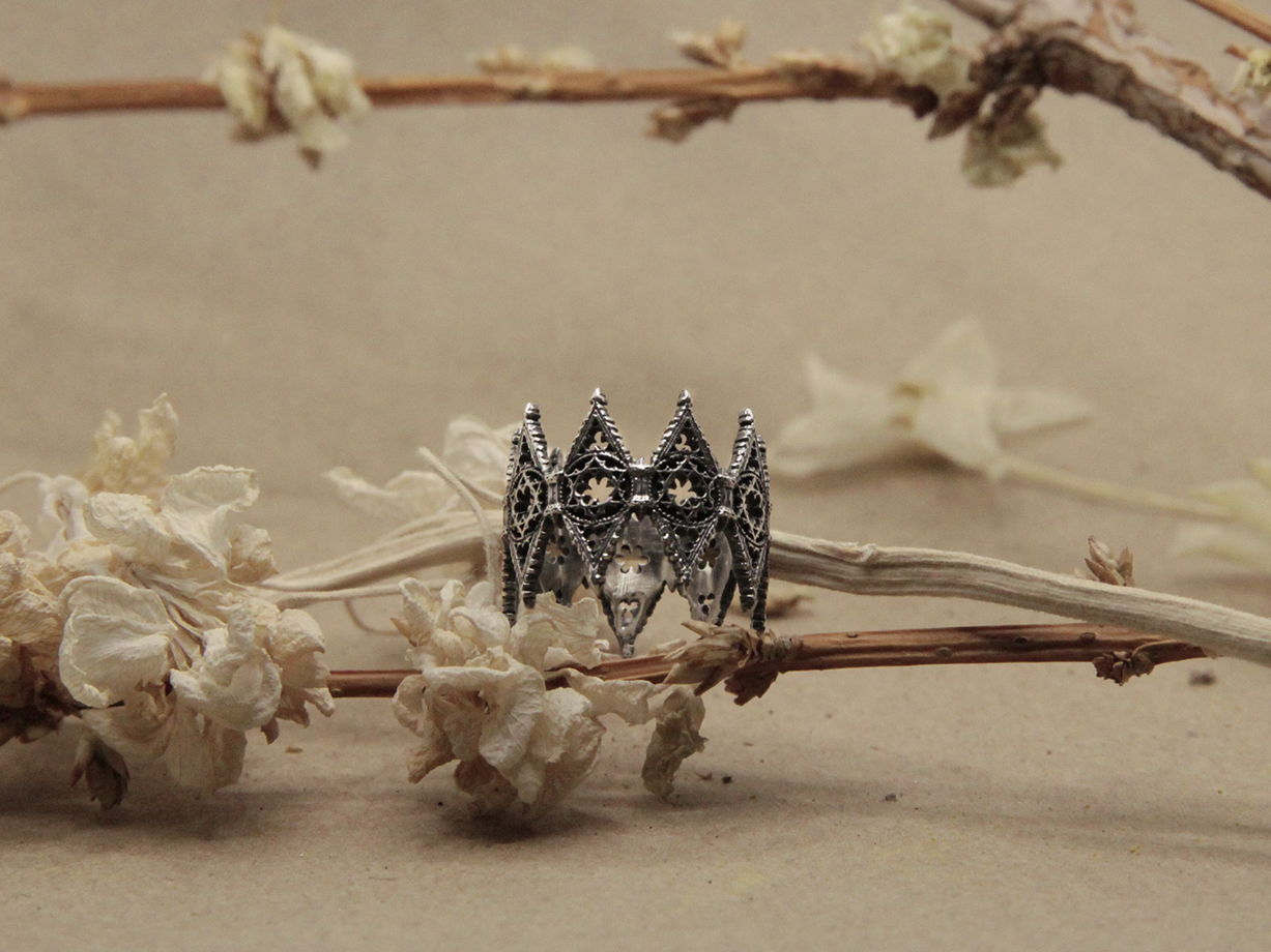 Наполненное деталями серебряное кольцо ручной работы "Собор"