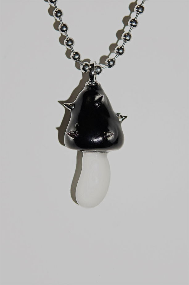 Черно-белый кулон-гриб ручной работы «Готика»