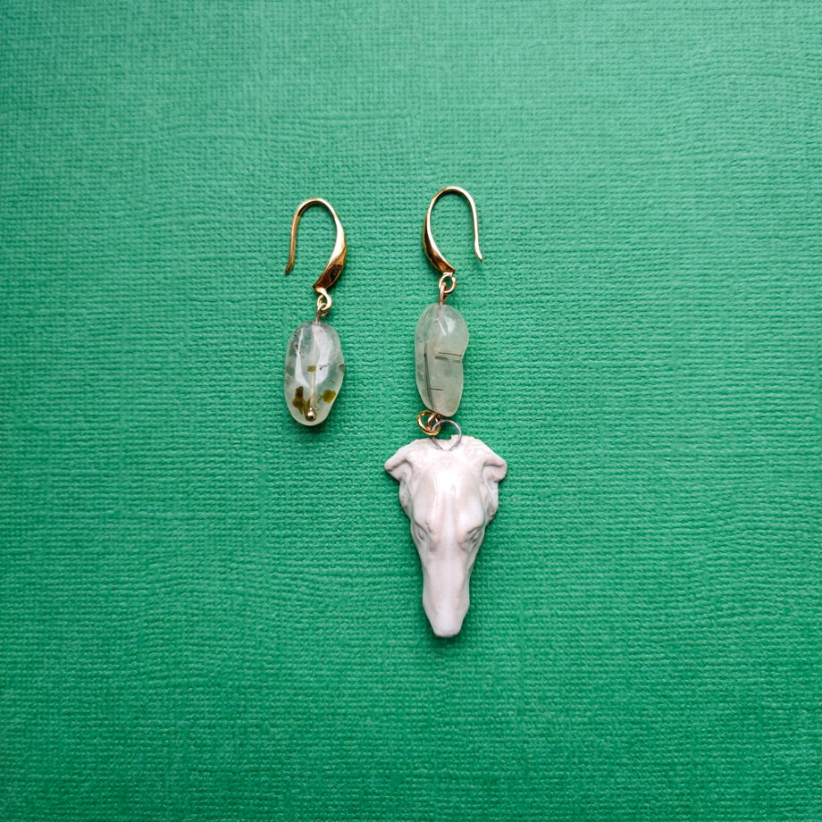 Акцентные серьги с керамической борзой и камнями