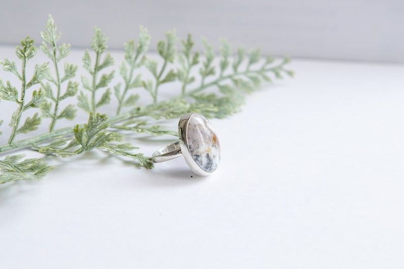Кольцо из серебра с моховым опалом 17 размера