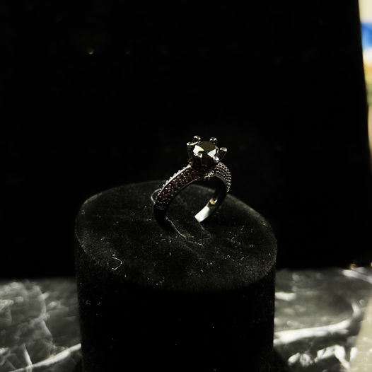 Кольцо из бижутерного сплава покрытое черным родием с вставками имитирующими черные бриллианты. Европа, 2000-е