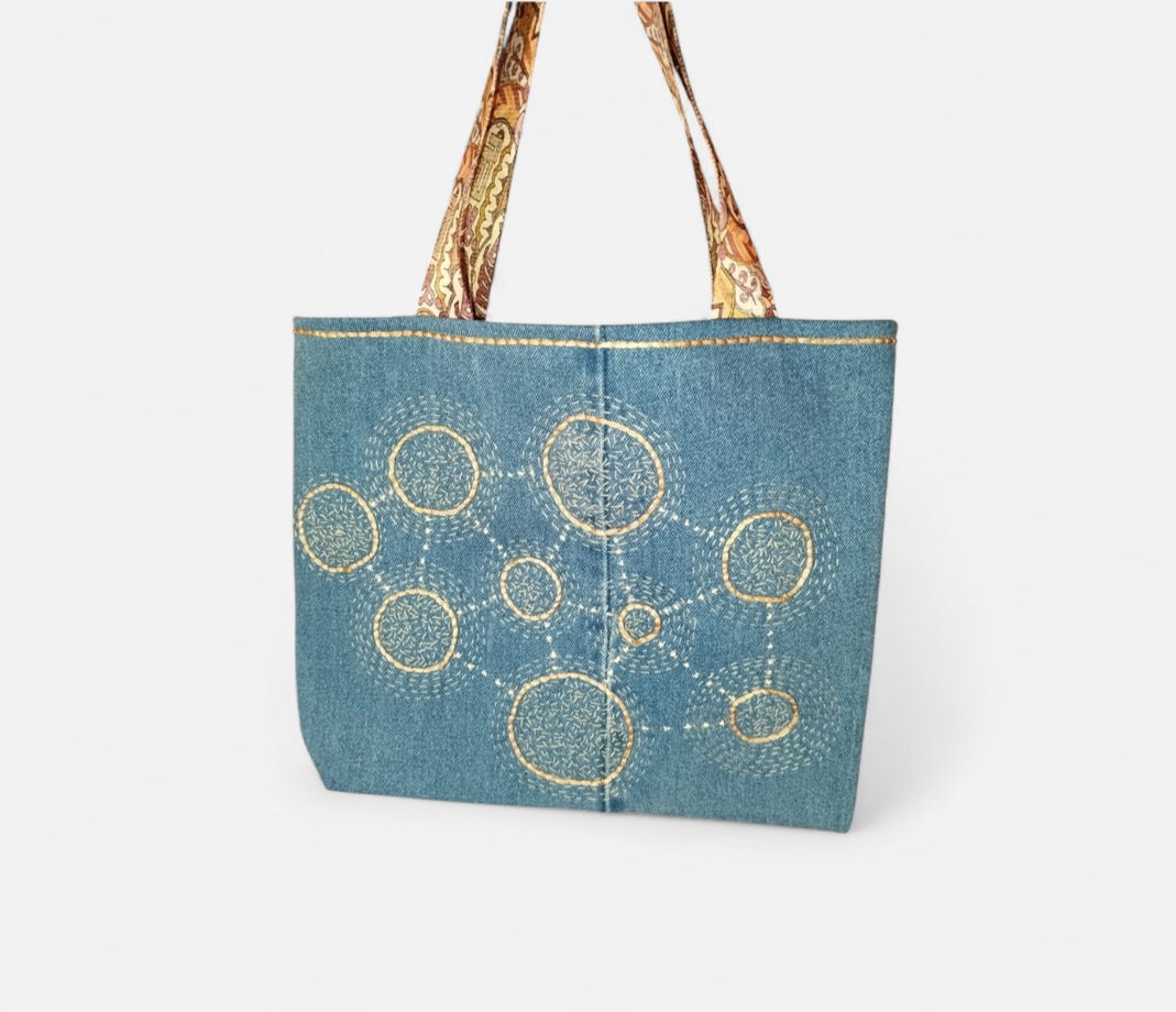 Сумочка из переработанного денима с ручной вышивкой в технике Boro