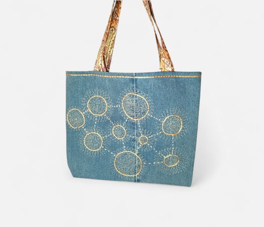 Сумочка из переработанного денима с ручной вышивкой в технике Boro