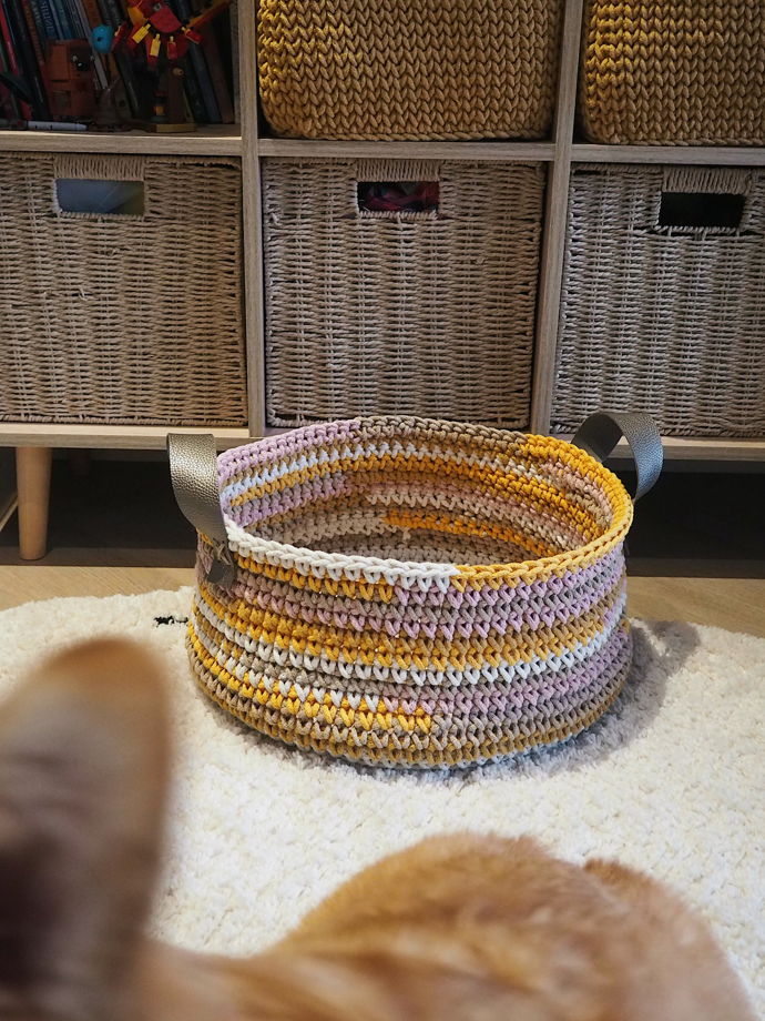 Большая вязаная разноцветная корзина с кожаными ручками