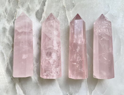 Кристалл розового кварца