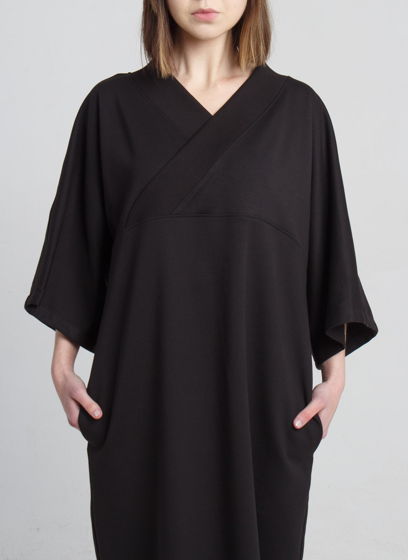 Черное спортивное платье-кимоно из плотного хлопкового трикотажа