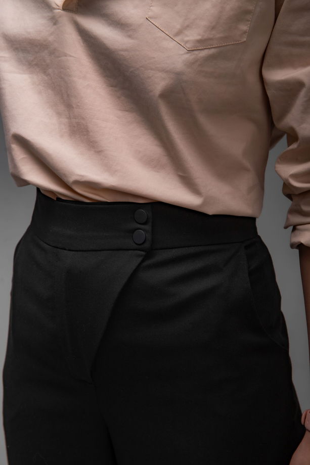 Чёрные брюки с удлинённым гульфиком