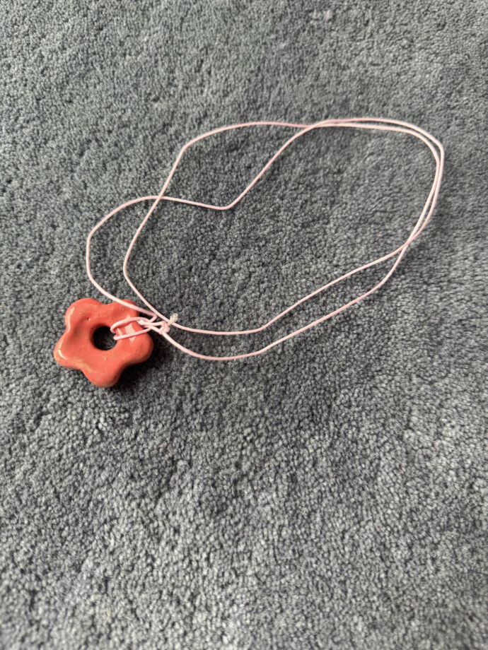 Кулончик в форме цветочка на розовой нити из глины Ani.g.bracelets