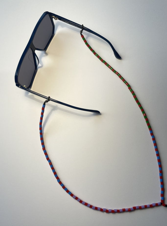 Холдер подвеска для очков из пластиковых бусин зеленого, голубого, сиреневого и красного цветов.