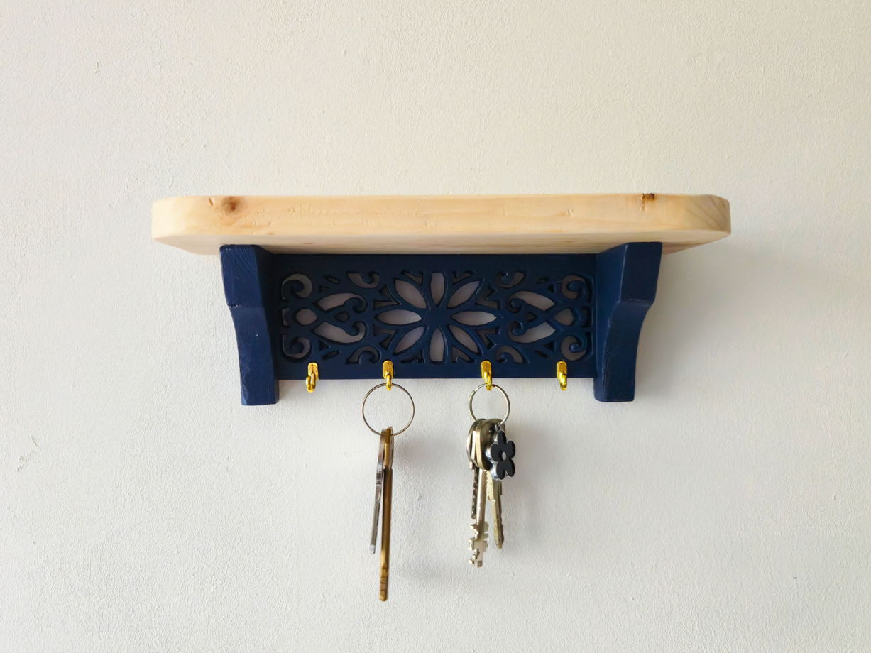 Резная ключница с полочкой