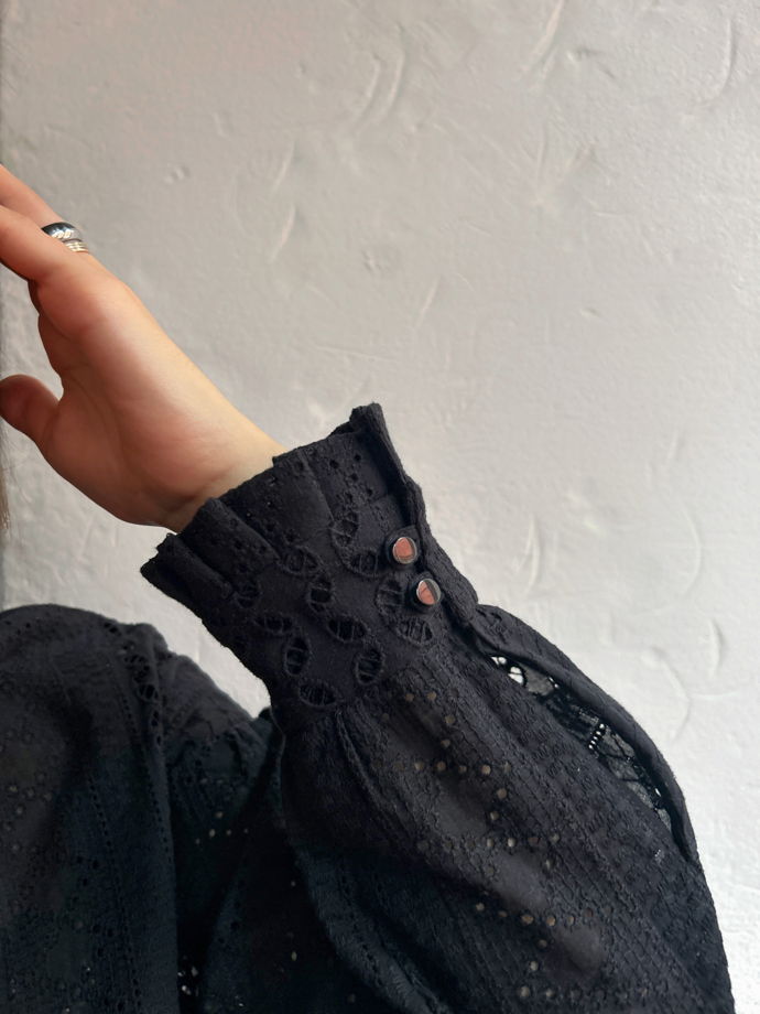 Блузка из хлопкового шитья Барышня в черном цвете