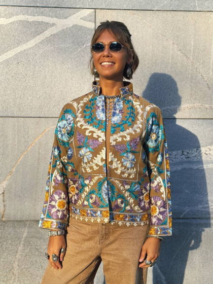 Бежевый жакет с вышивкой