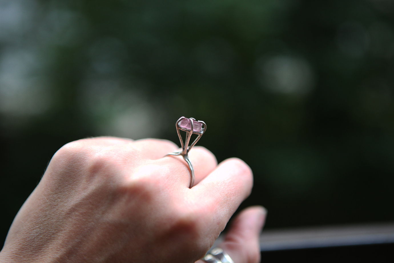 Тонкое кольцо с розовым турмалином на «палочках»