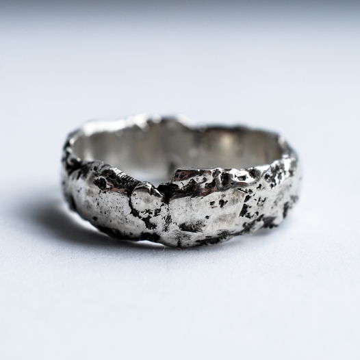 Фактурное лавовое кольцо с чернением из серебра